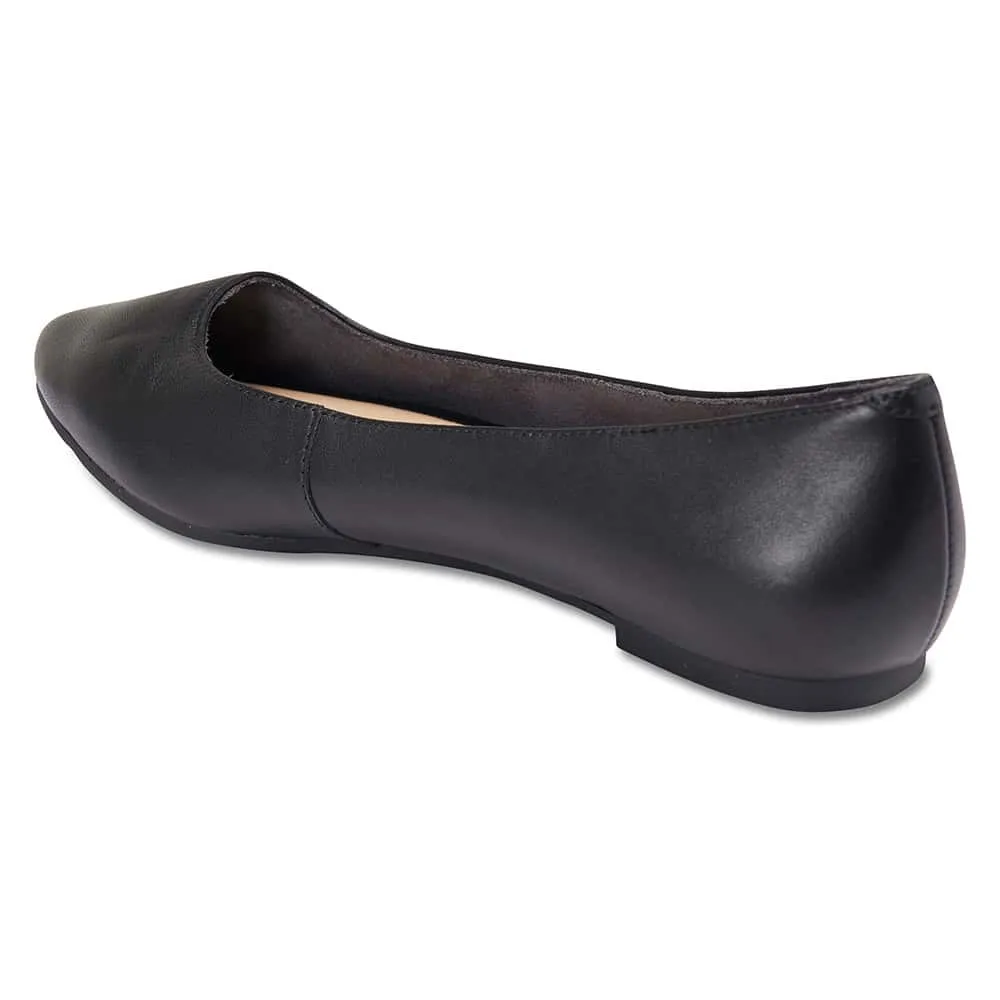 Lucia Flat in Black Leather